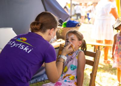 Malowanie twarzy dzieci - Stoisko Powiatu Gostyńskiego