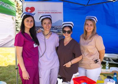 4. pielęgniarki - stoisko SPZOZ w Gostyniu