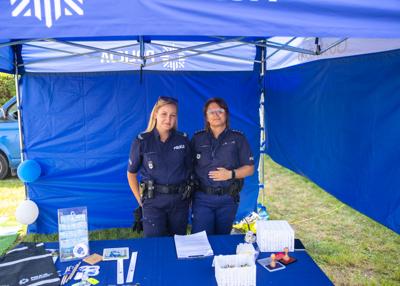 Dwie Panie Policjantki- Stoisko KPP w Gostyniu