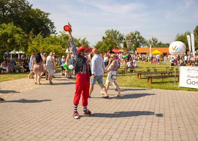 Na zdjęciu Clown Kulka w tle mieszkańcy