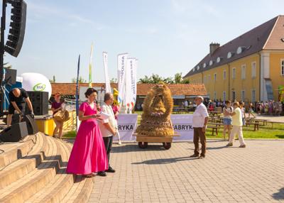 Prowadzący imprezę na scenie
