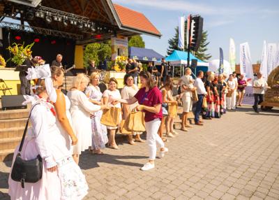 Uczestnicy konkursu na Najładniejszy wieniec dożynkowy
