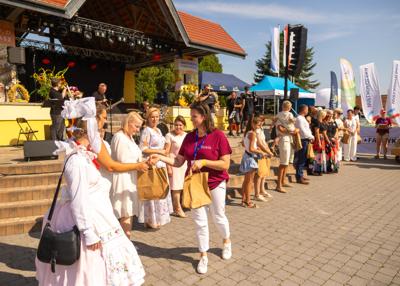 Uczestnicy konkursu na Najładniejszy wieniec dożynkowy
