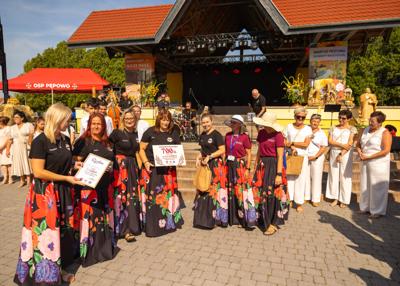 Uczestnicy konkursu na Najładniejszy wieniec dożynkowy