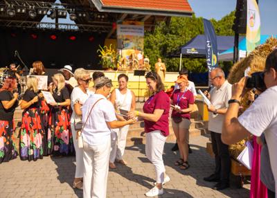 Uczestnicy konkursu na Najładniejszy wieniec dożynkowy