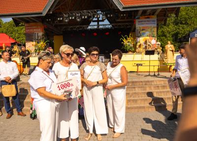 Uczestnicy konkursu na Najładniejszy wieniec dożynkowy