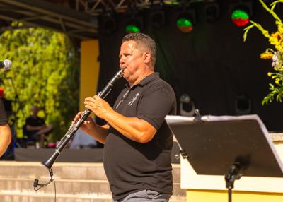 Na zdjęciu występujący muzyk z zespołu New Jazz Band