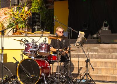 Na zdjęciu występujący muzyk z zespołu New Jazz Band