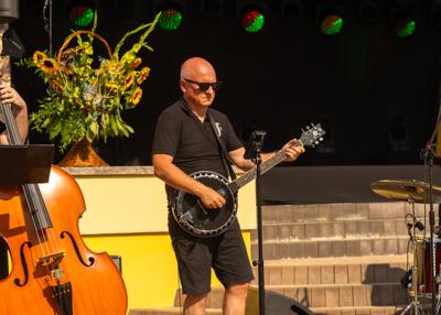 Na zdjęciu występujący muzyk z zespołu New Jazz Band
