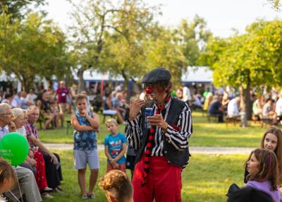 Na zdjęciu Clown Kulka w tle widzowie