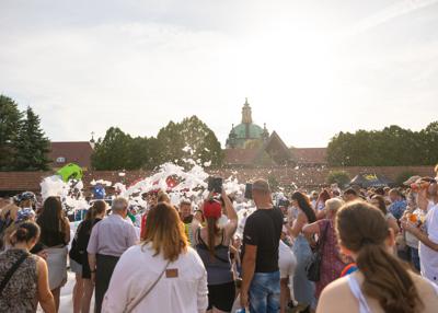 Na zdjęciu mieszkańcy i Piana Party