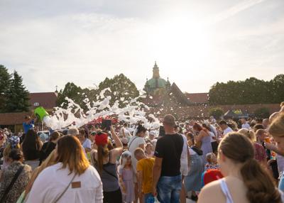 Na zdjęciu mieszkańcy i Piana Party