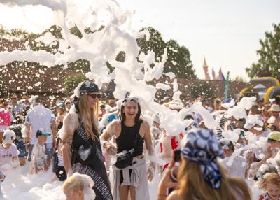 Na zdjęciu mieszkańcy bawiący się w Piana Party