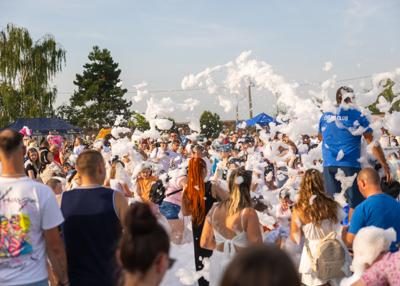 Na zdjęciu mieszkańcy bawiący się w Piana Party