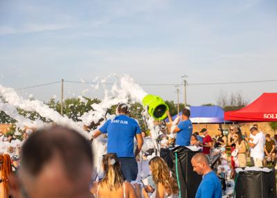 Na zdjęciu mieszkańcy bawiący się w Piana Party