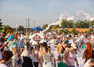 Na zdjęciu mieszkańcy bawiący się w Piana Party