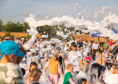 Na zdjęciu mieszkańcy bawiący się w Piana Party