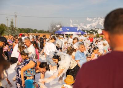 Na zdjęciu mieszkańcy bawiący się w Piana Party