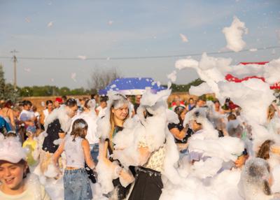 Na zdjęciu mieszkańcy bawiący się w Piana Party