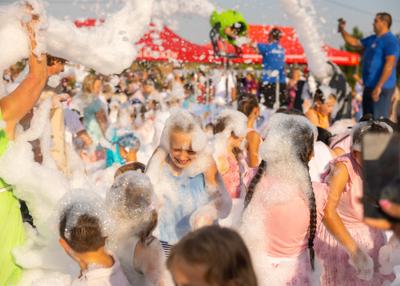Na zdjęciu mieszkańcy bawiący się w Piana Party