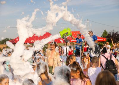 Na zdjęciu mieszkańcy bawiący się w Piana Party