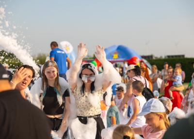 Na zdjęciu mieszkańcy bawiący się w Piana Party