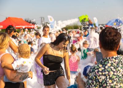 Na zdjęciu mieszkańcy bawiący się w Piana Party