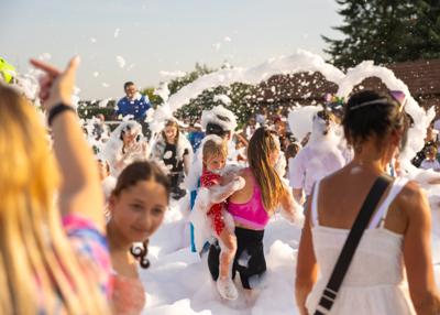 Na zdjęciu mieszkańcy bawiący się w Piana Party
