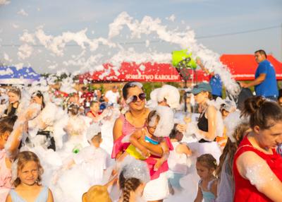 Na zdjęciu mieszkańcy bawiący się w Piana Party