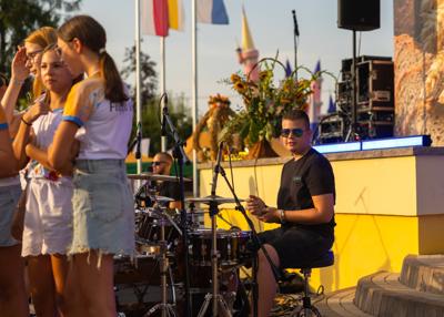 Na zdjęciu perkusista Schola Filippo Vivo