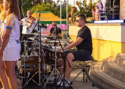 Na zdjęciu perkusista Schola Filippo Vivo