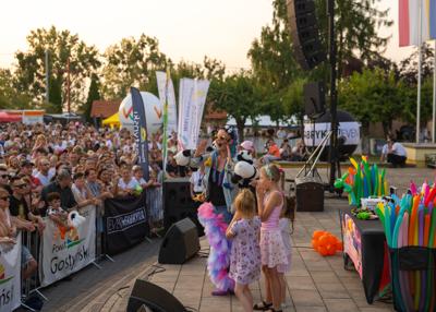 Na zdjęciu scena,występująca Patrycja Lipińska z młodą grupą widzów i balonowe show w tle mieszkańcy Powiatu