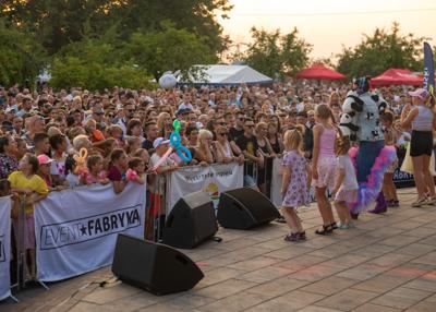 Na zdjęciu scena,występująca Patrycja Lipińska z młodą grupą widzów i balonowe show w tle mieszkańcy Powiatu