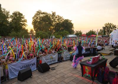 Na zdjęciu scena,występująca Patrycja Lipińska i balonowe show w tle mieszkańcy z balonami