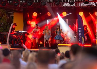 Na zdjęciu scena, Maryla Rodowicz z zespołem