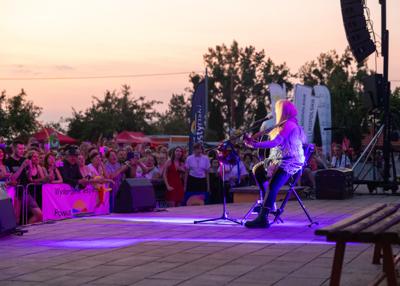 Na zdjęciu Maryla Rodowicz na scenie w tle osoby biorące udział w wydarzeniu
