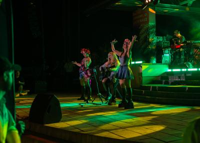 Na zdjęciu scena, na której występuje Maryla Rodowicz z zespołem