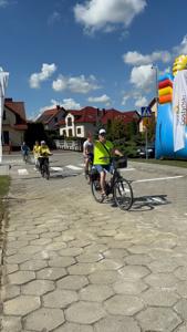 Zdjęcie przedstawia uczestników Wielkopolskiej Ofensywy Rowerowej