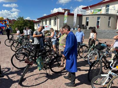 Zdjęcie przedstawia uczestników Wielkopolskiej Ofensywy Rowerowej