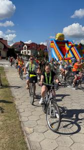 Zdjęcie przedstawia uczestników Wielkopolskiej Ofensywy Rowerowej