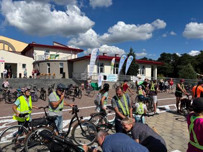 Zdjęcie przedstawia uczestników Wielkopolskiej Ofensywy Rowerowej