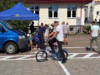 Zdjęcie przedstawia uczestników Wielkopolskiej Ofensywy Rowerowej