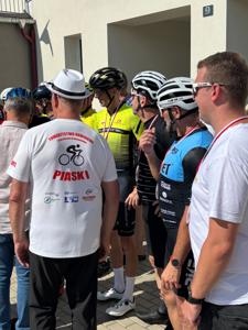 Zdjęcie przedstawia uczestników Wielkopolskiej Ofensywy Rowerowej