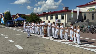 Zdjęcie przedstawia występ gruoy Capoeira Brasill podczas Wielkopolskiej Ofensywy Rowerowej