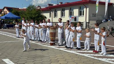 Zdjęcie przedstawia występ gruoy Capoeira Brasill podczas Wielkopolskiej Ofensywy Rowerowej
