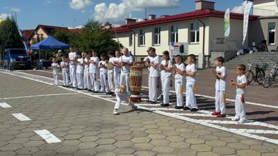 Zdjęcie przedstawia występ gruoy Capoeira Brasill podczas Wielkopolskiej Ofensywy Rowerowej