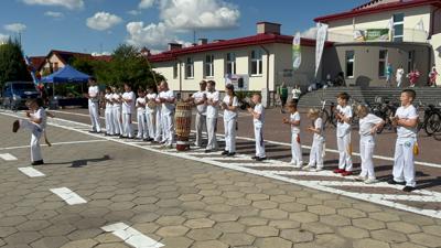 Zdjęcie przedstawia występ gruoy Capoeira Brasill podczas Wielkopolskiej Ofensywy Rowerowej