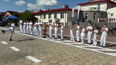 Zdjęcie przedstawia występ gruoy Capoeira Brasill podczas Wielkopolskiej Ofensywy Rowerowej