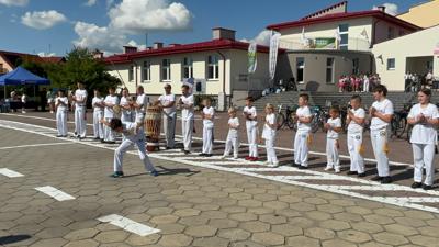 Zdjęcie przedstawia występ gruoy Capoeira Brasill podczas Wielkopolskiej Ofensywy Rowerowej