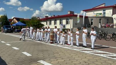 Zdjęcie przedstawia występ gruoy Capoeira Brasill podczas Wielkopolskiej Ofensywy Rowerowej